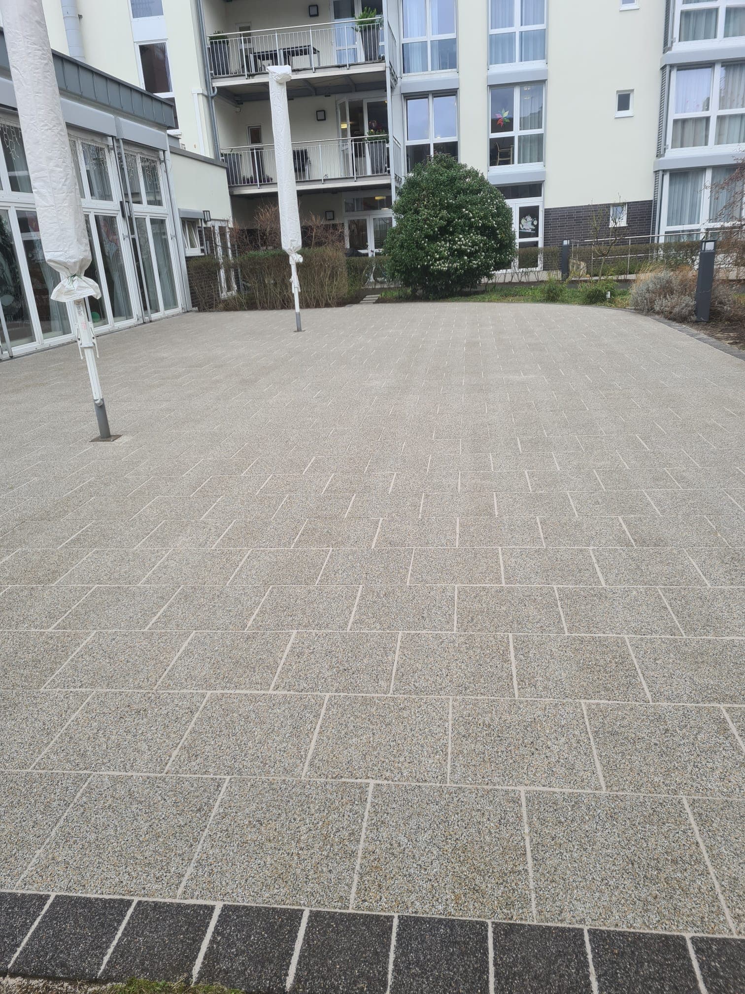 Detailaufnahme einer Terrassenreinigung